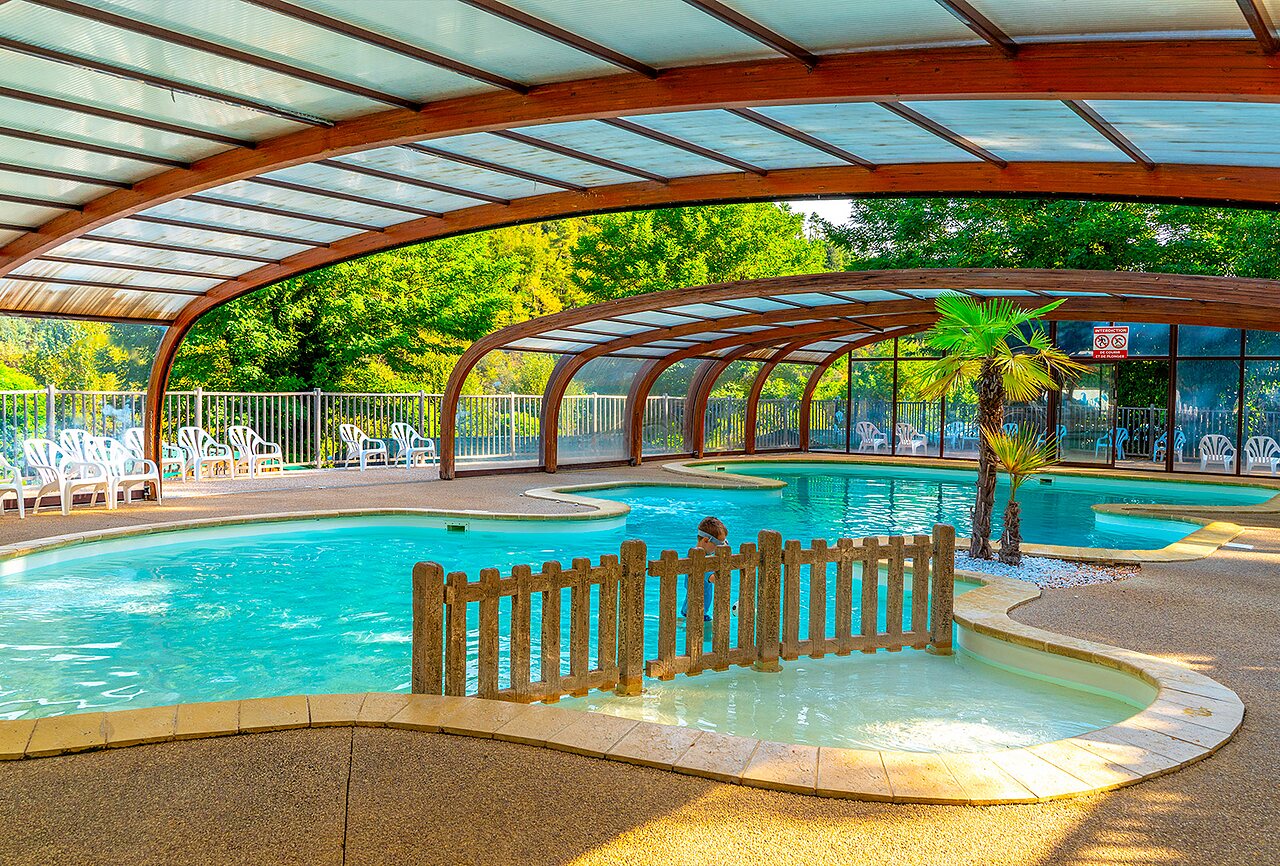 Piscine couverte, pataugeoire au camping CAPFUN Plantas � SAINT VINCENT DE DURFORT (07).