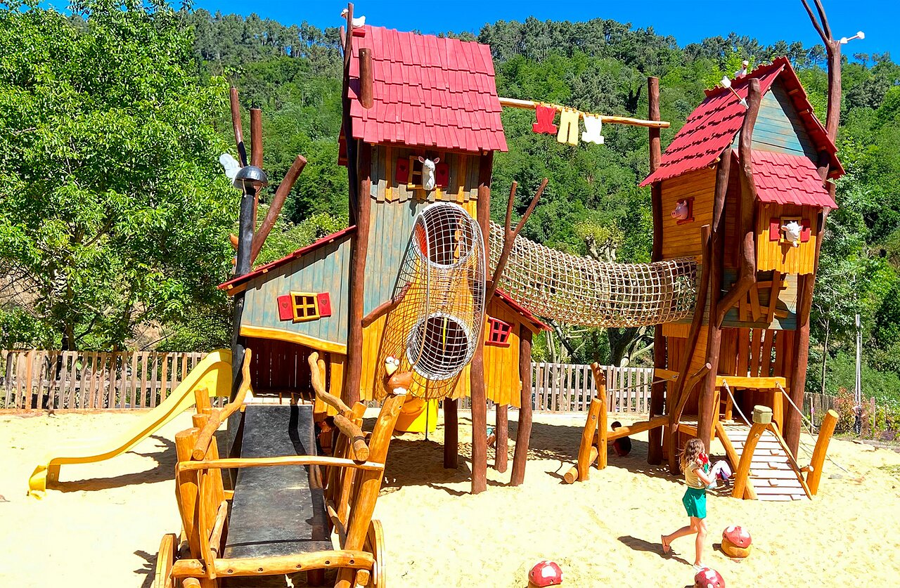 Aire de jeux en bois avec toboggans et filets au camping CAPFUN Plantas � SAINT VINCENT DE DURFORT.