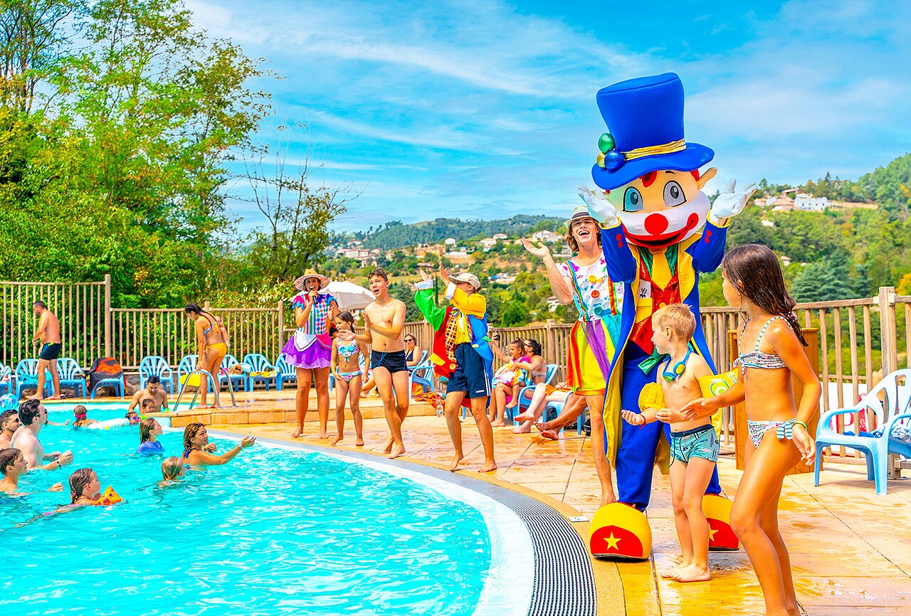 Piscine ext�rieure avec animations et mascotte au camping CAPFUN Plantas � SAINT VINCENT DE DURFORT (07).