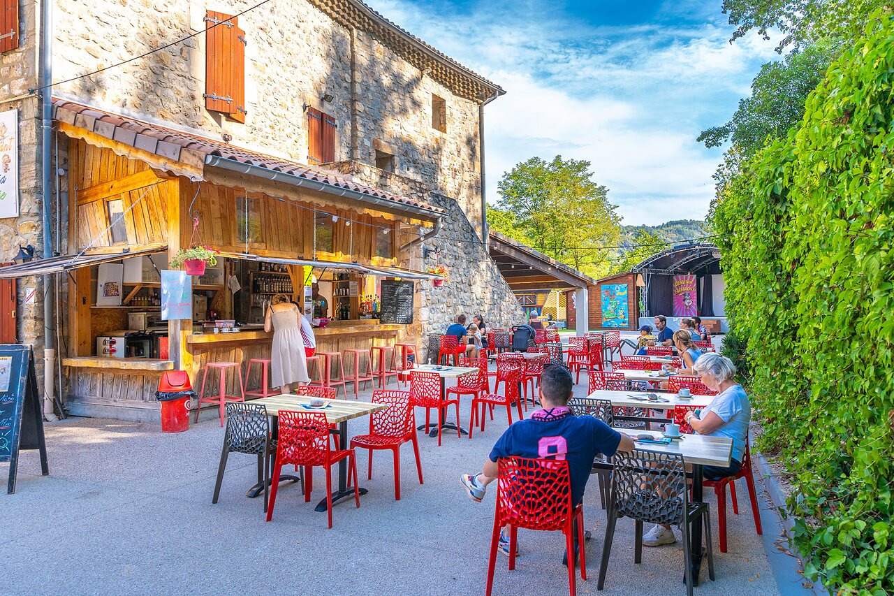 Terrasse de bar-restaurant anim�e au camping CAPFUN Plantas � SAINT VINCENT DE DURFORT (07).