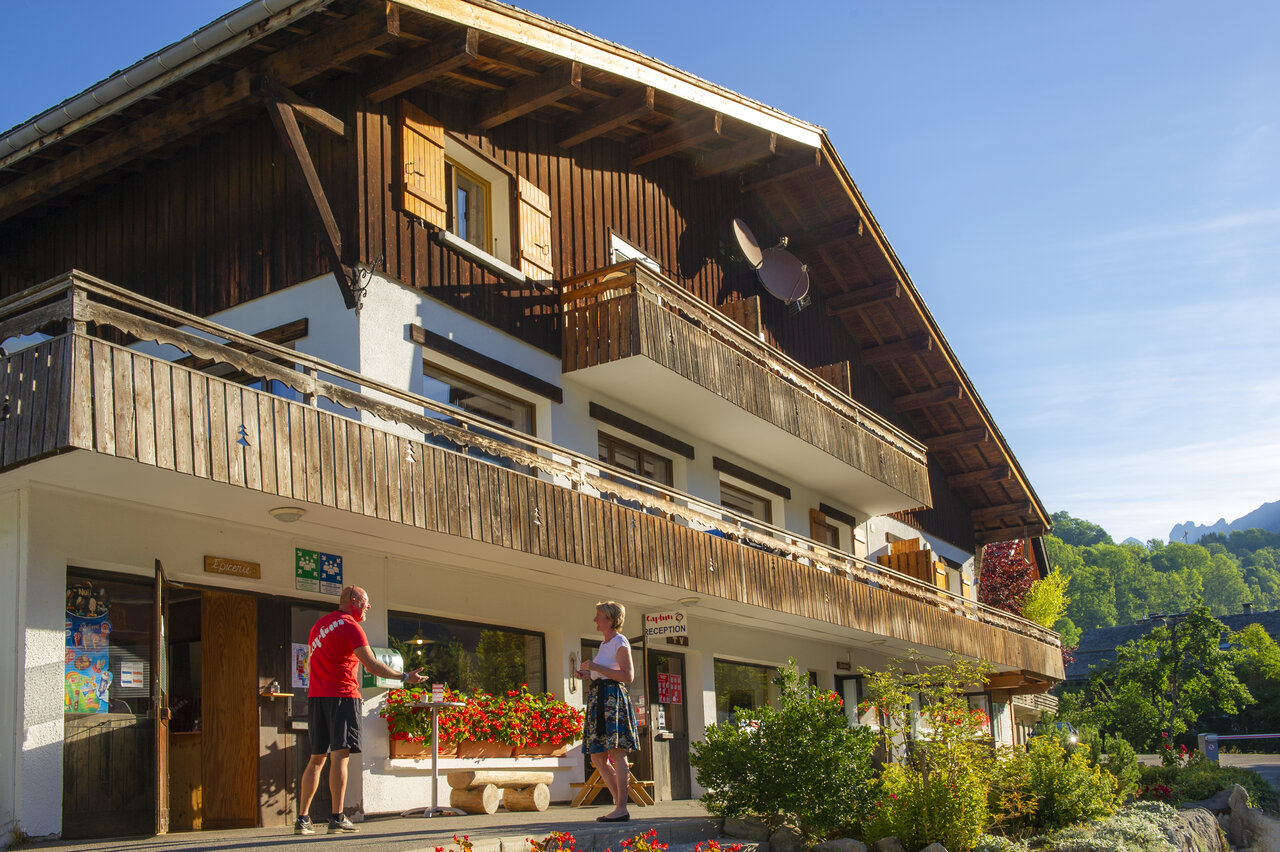 R�ception et �picerie du camping CAPFUN Plan du Fernuy � LA CLUSAZ.