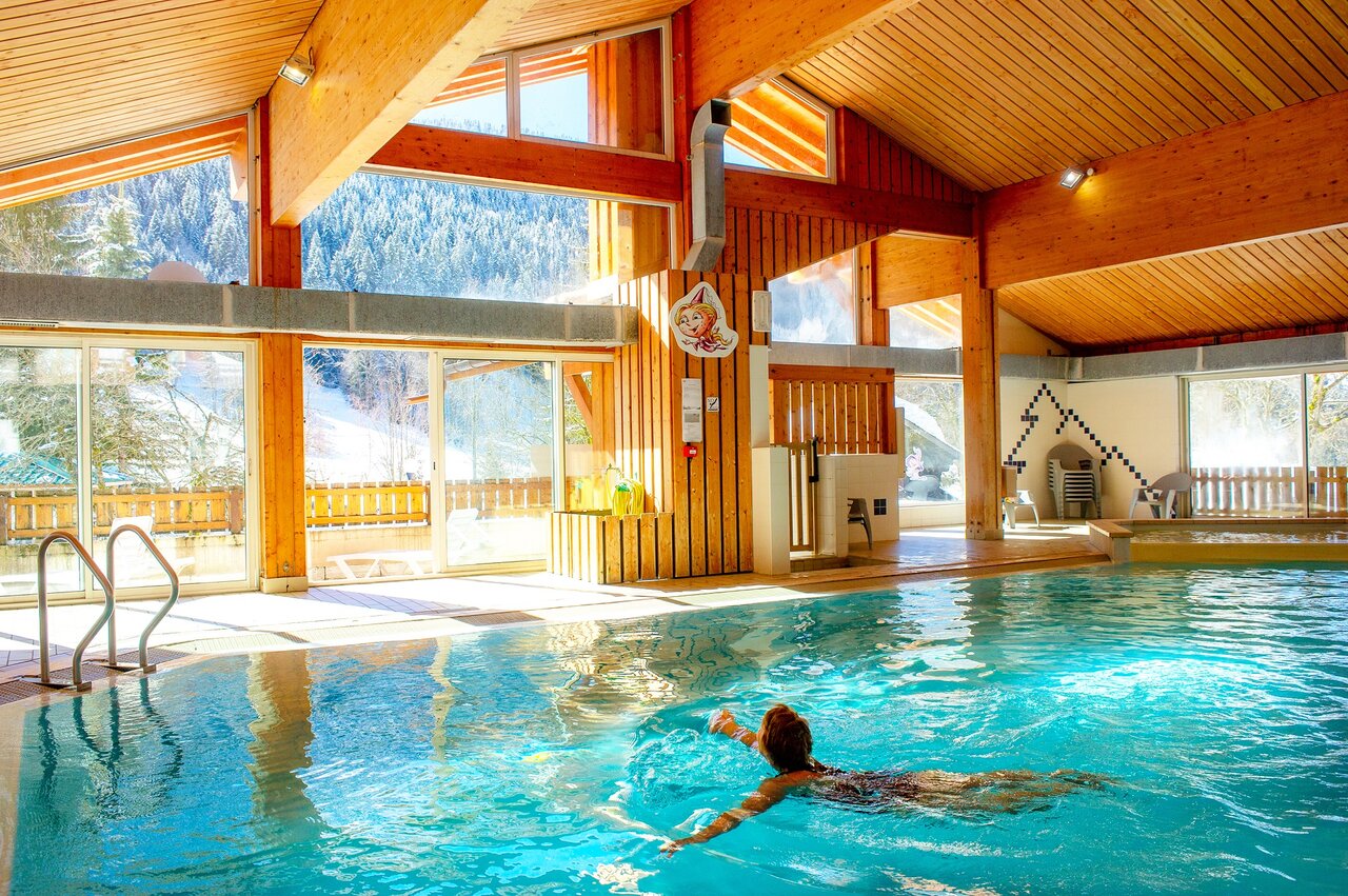 Piscine int�rieure chauff�e, vue montagnes, au camping CAPFUN Plan du Fernuy � LA CLUSAZ (74).