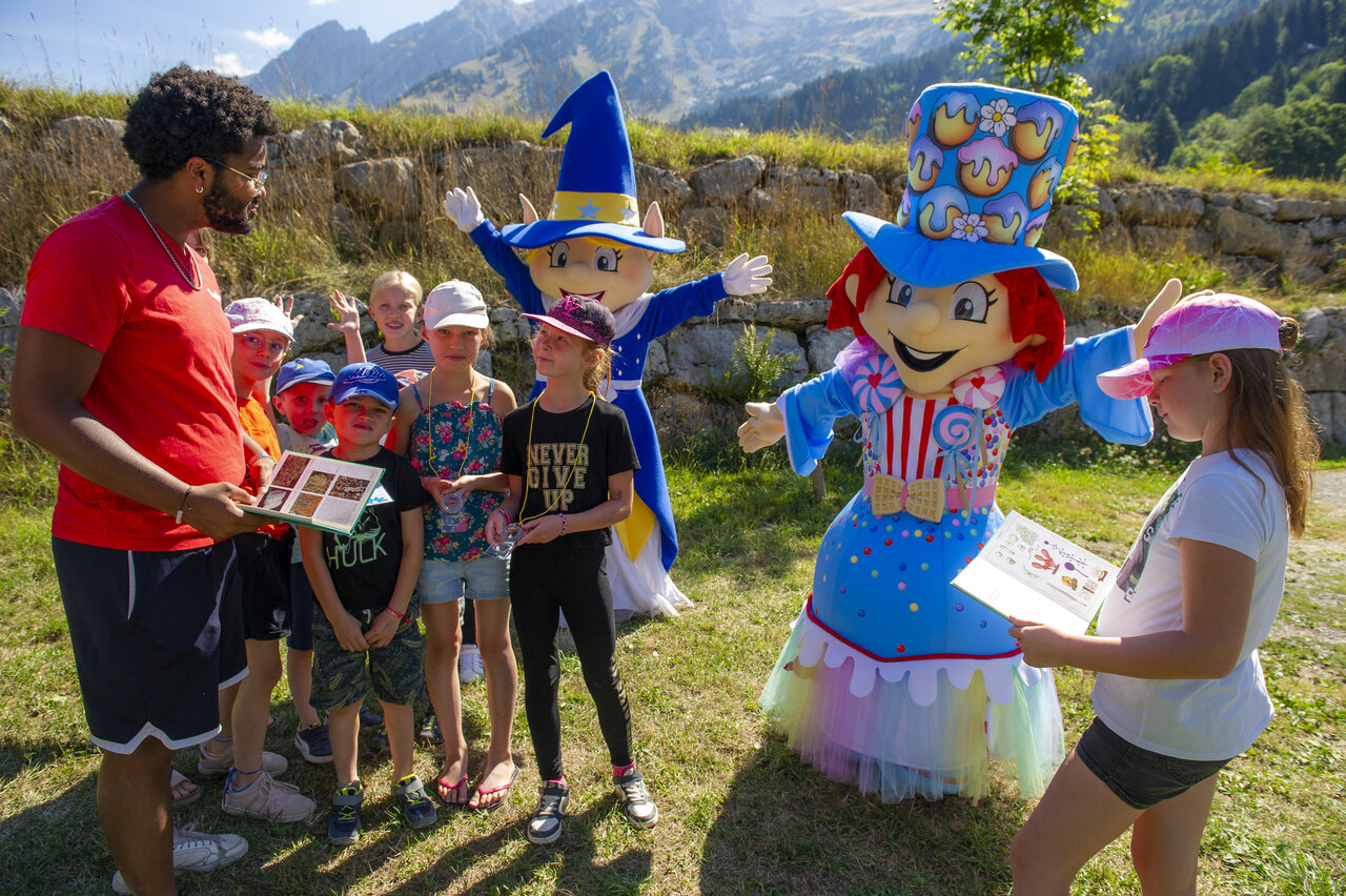 Animateur, enfants et mascottes lors d'une activit� ext�rieure au camping CAPFUN Plan du Fernuy � LA CLUSAZ (74).