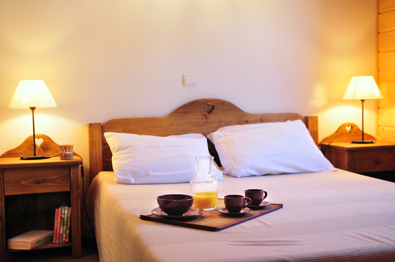 Chambre double confortable avec petit-d�jeuner au camping CAPFUN Plan du Fernuy � LA CLUSAZ.