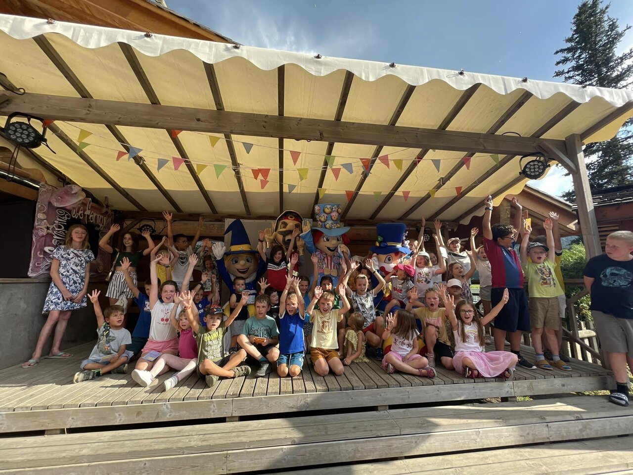 Enfants et mascottes sur sc�ne, animation au camping CAPFUN Plan du Fernuy (74).