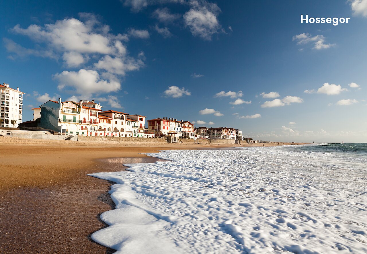 Plage d'Hossegor avec ses vagues et b�timents color�s, lieu � visiter dans les Landes.