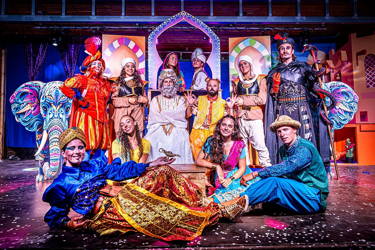 �quipe d'animation costum�e sur sc�ne, spectacle CAPFUN Pomme de Pin � Saubion (40).