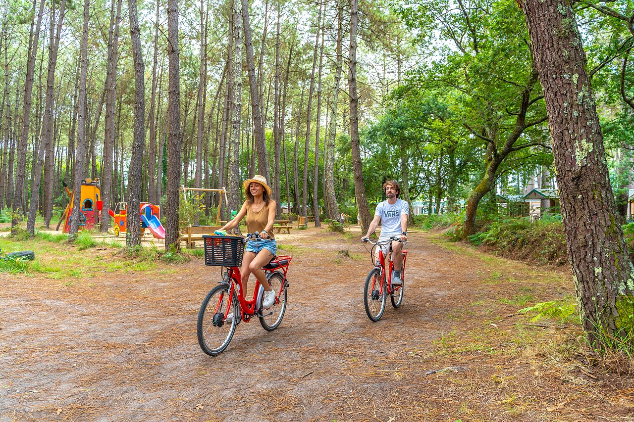 V�los, for�t, aire de jeux, au camping CAPFUN Pomme de Pin � Saubion.