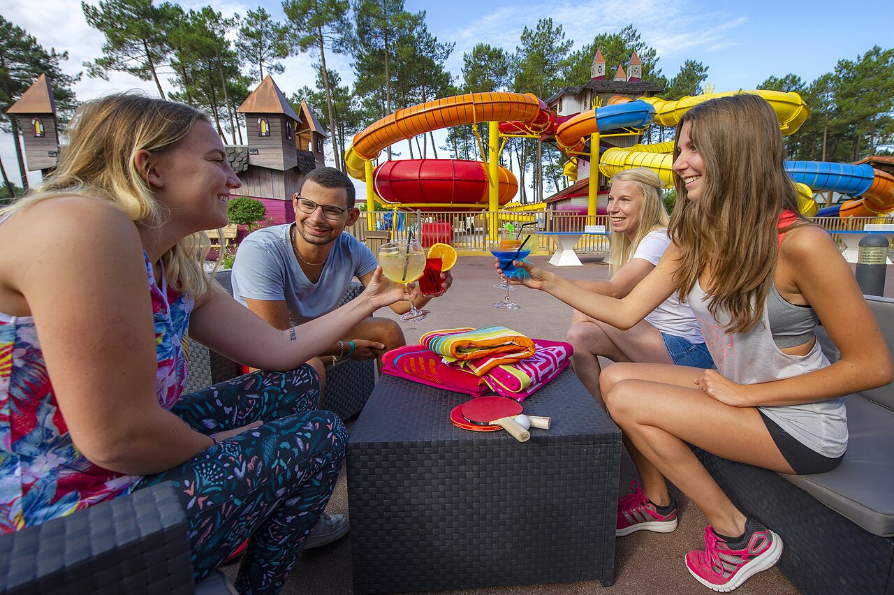 Amis trinquant avec cocktails pr�s du parc aquatique CAPFUN Pomme de Pin � Saubion (40).