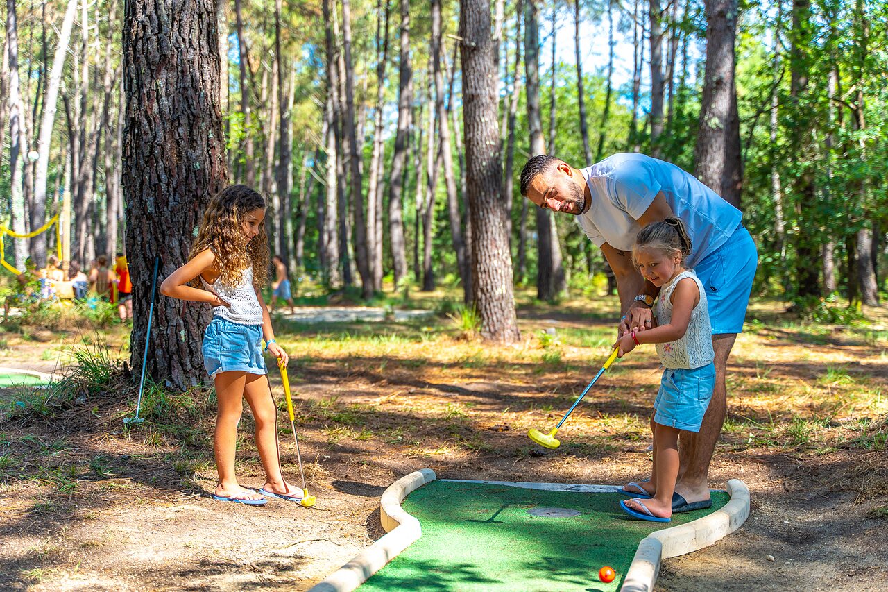 Mini-golf familial en for�t au camping CAPFUN Pomme de Pin � Saubion (40).