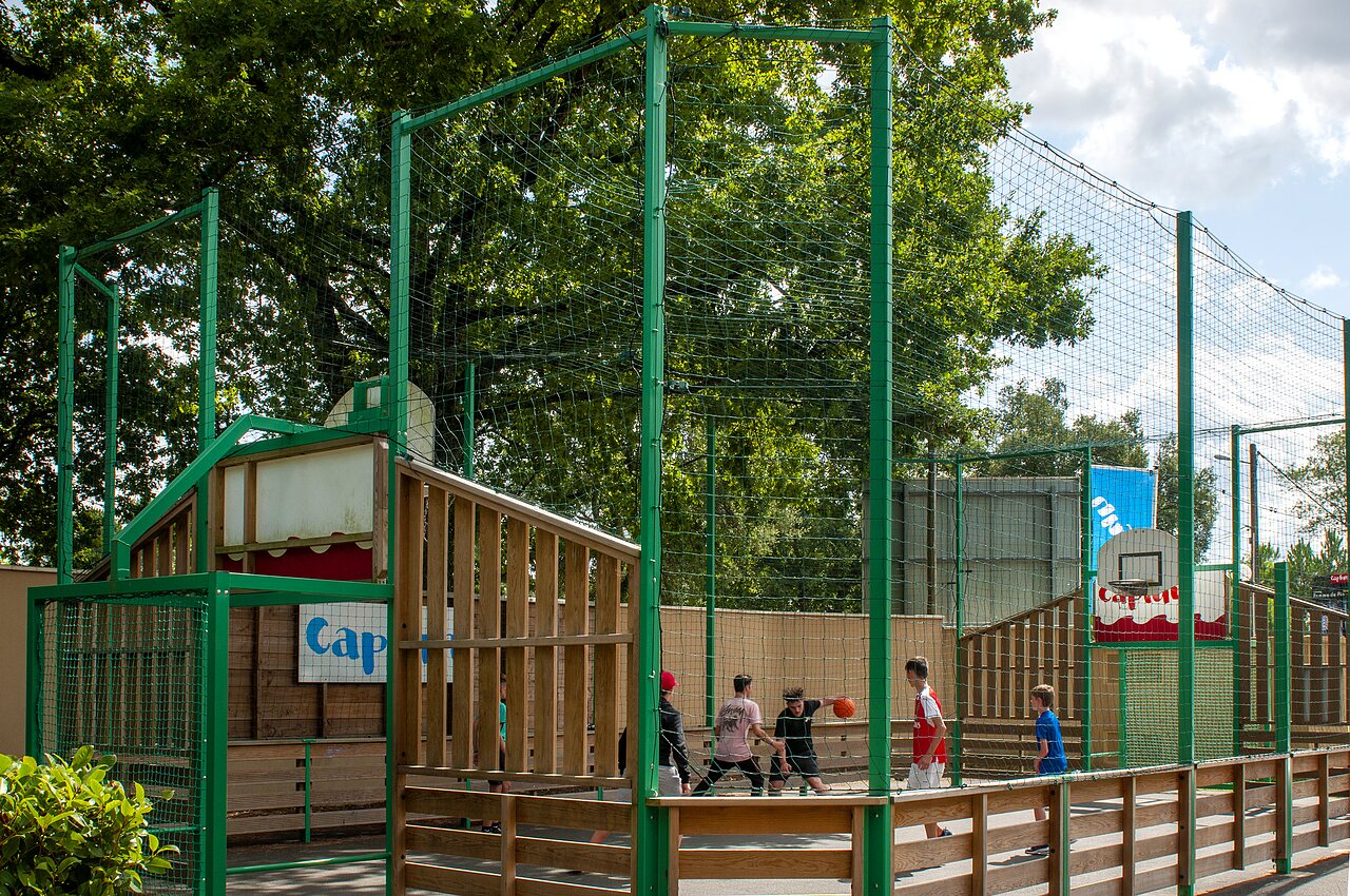 Terrain multisport cl�tur�, enfants jouent, camping CAPFUN Pomme de Pin � Saubion (40).