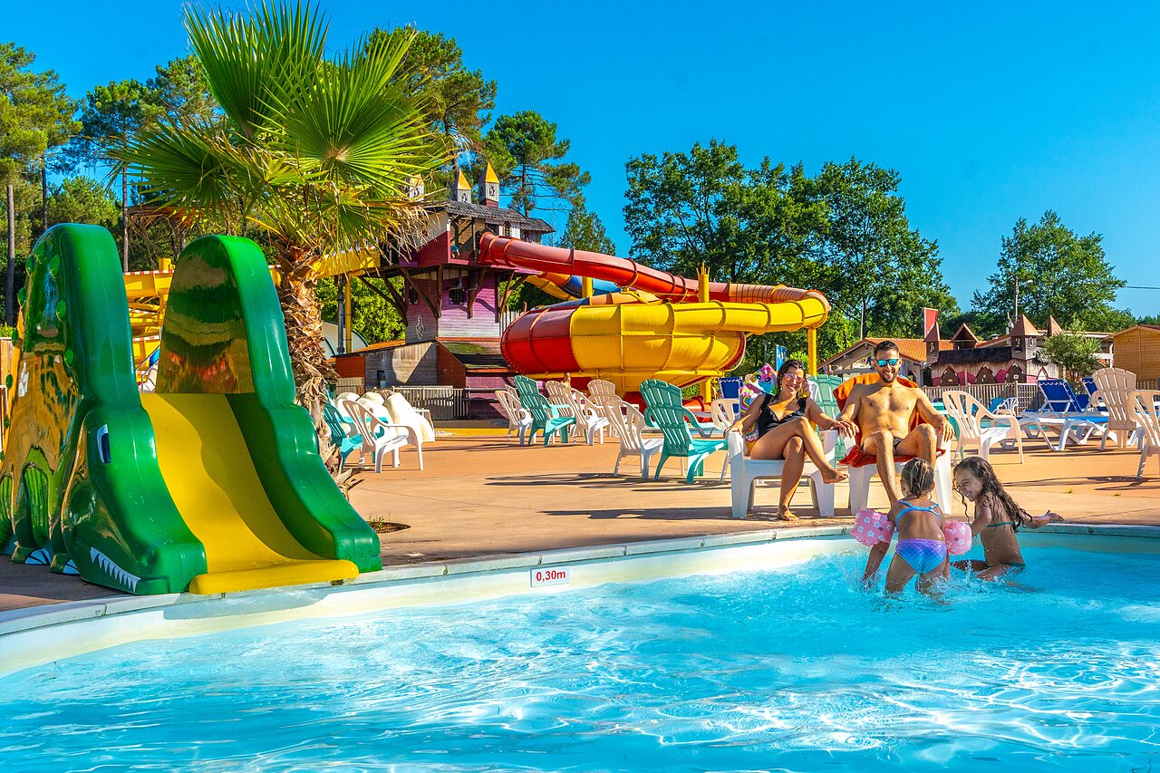 Toboggans aquatiques color�s et piscine familiale avec enfants au camping CAPFUN Pomme de Pin � Saubion (40).