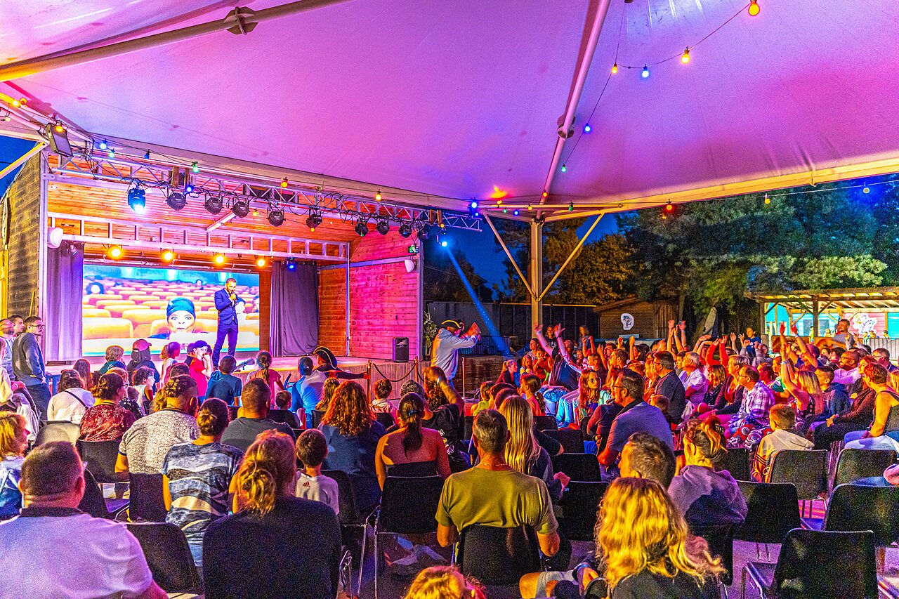 Animation de soir�e sur sc�ne au camping CAPFUN Pomme de Pin � Saubion (40).