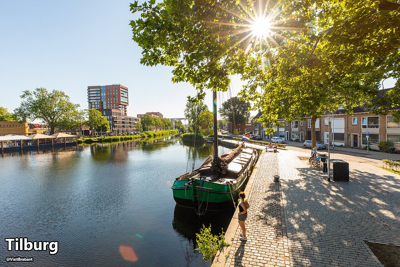 Canal urbain avec bateau amarr� � Tilburg, ville � visiter pr�s du camping.