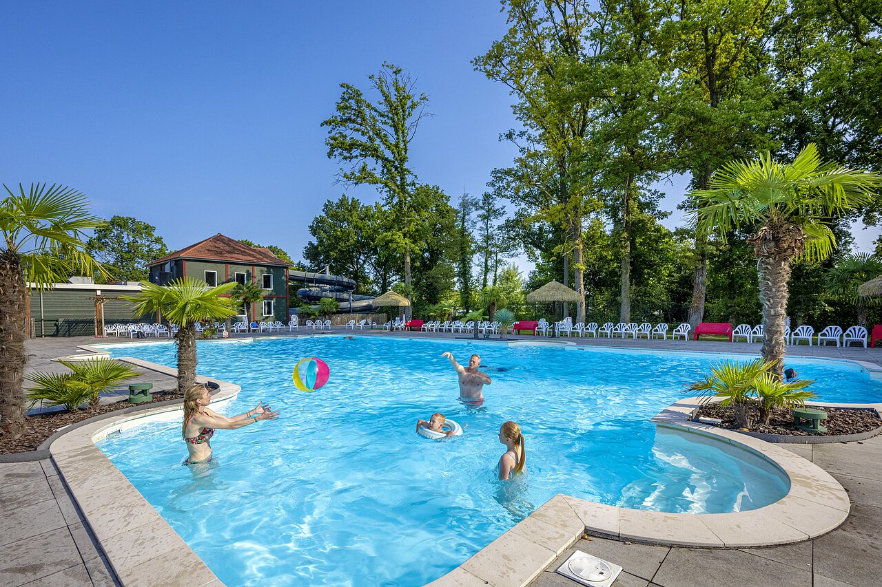 Piscine ext�rieure avec toboggans et famille jouant au camping CAPFUN Ponderosa � Ulicoten.