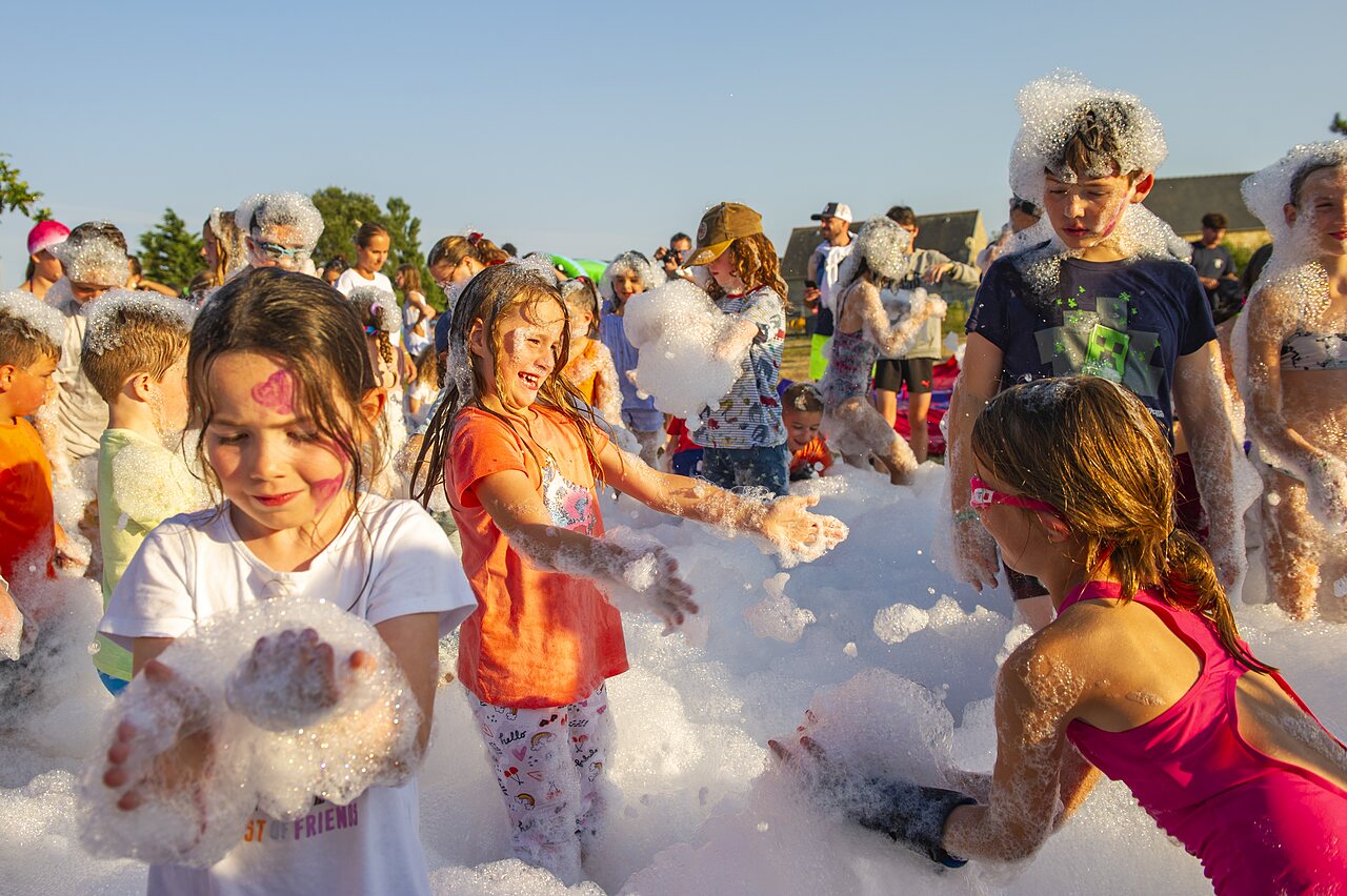 Enfants joyeux jouant dans la mousse lors d'une animation au camping CAPFUN Ponderosa � Ulicoten.