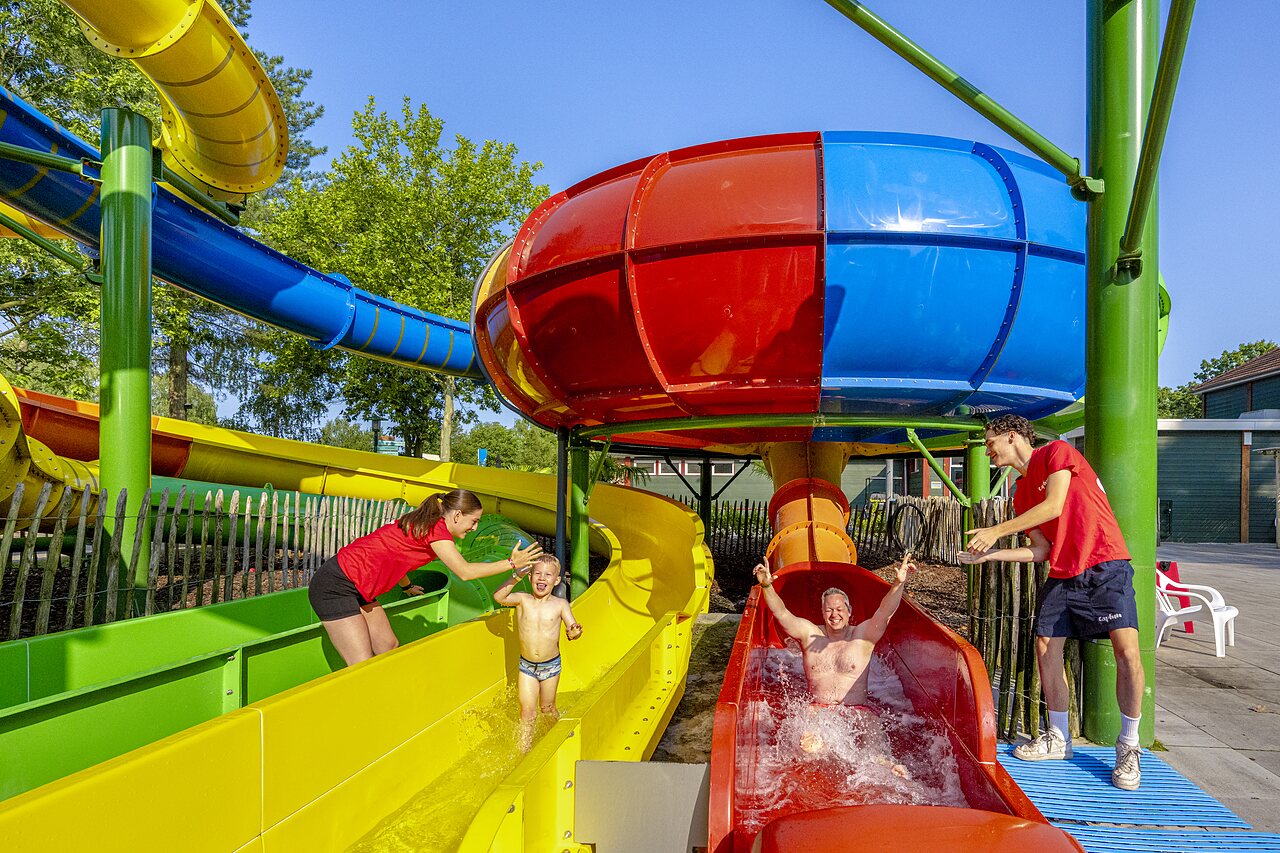 Toboggans aquatiques color�s, famille et animateurs au camping CAPFUN Ponderosa � Ulicoten.