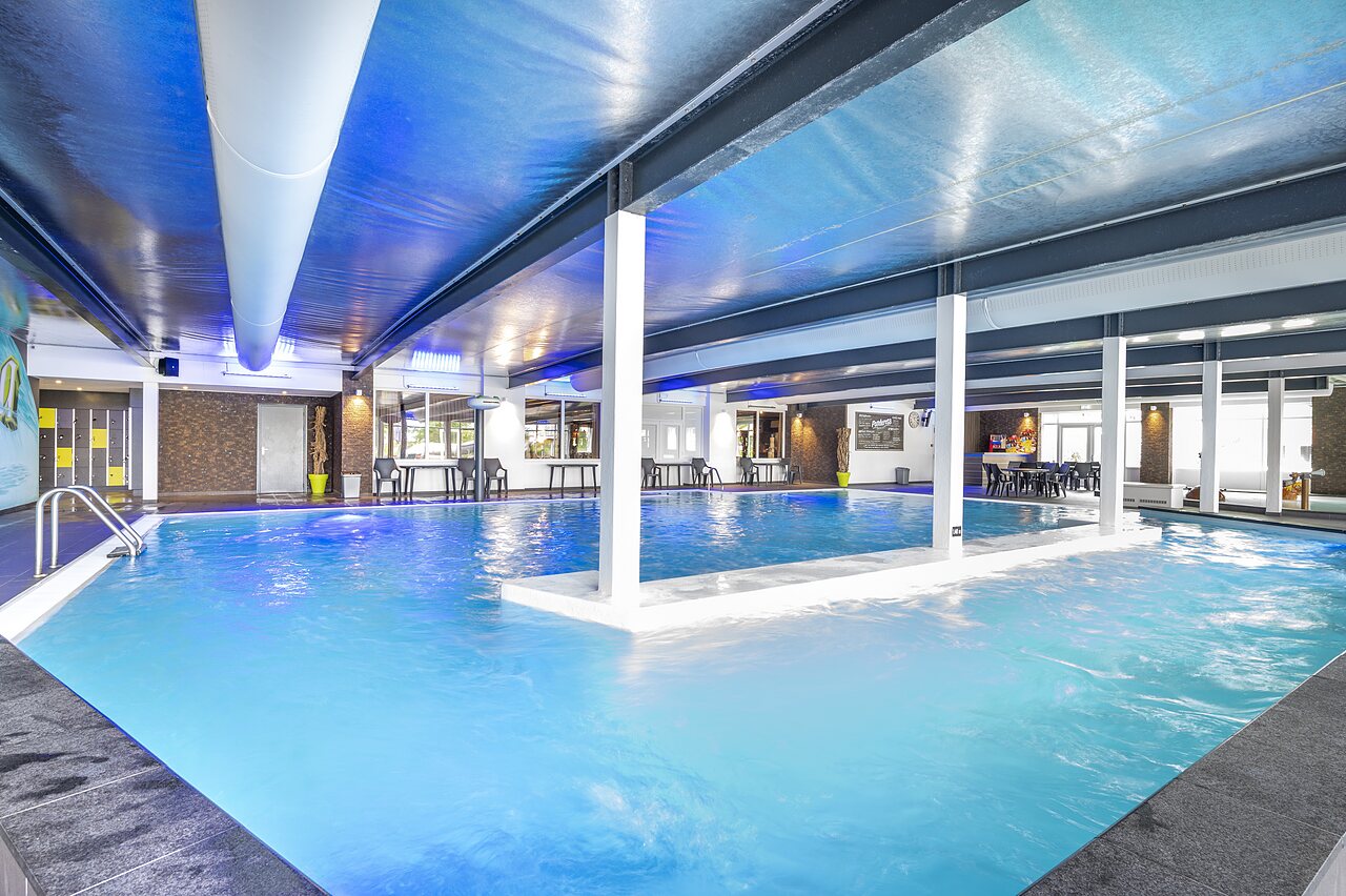 Piscine int�rieure chauff�e avec �clairage bleu au camping CAPFUN Ponderosa � Ulicoten.
