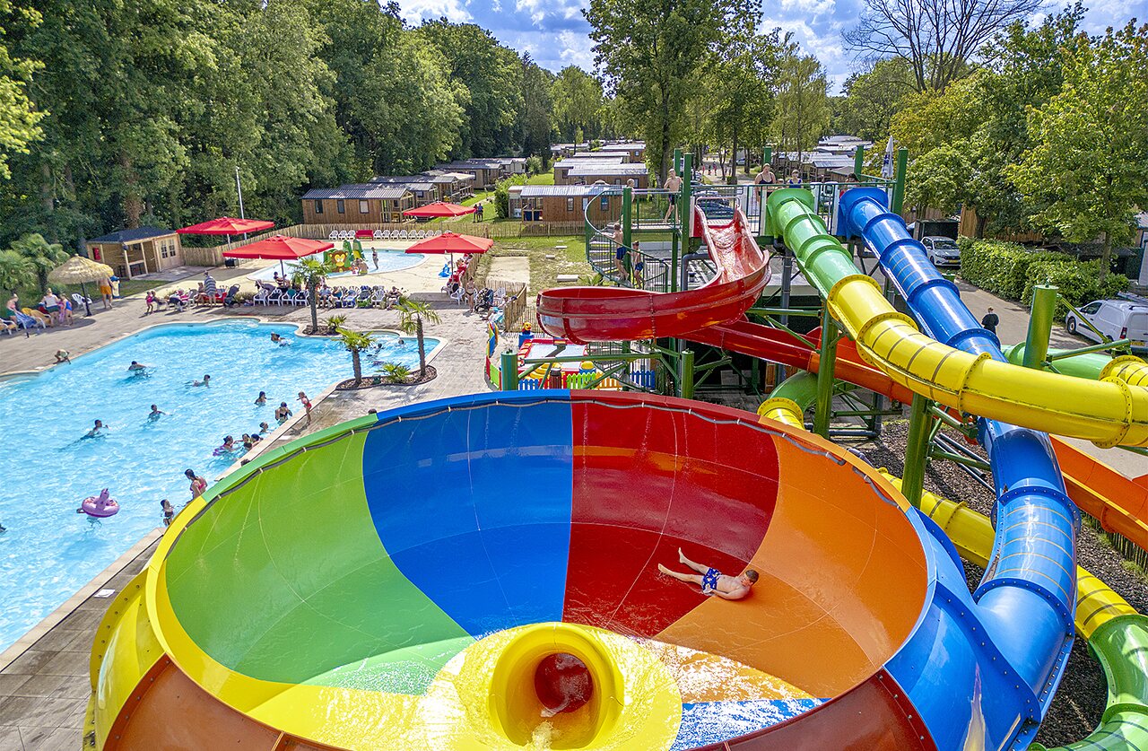 Toboggan aquatique g�ant, piscine et Mobil-homes au camping CAPFUN Ponderosa � Ulicoten.