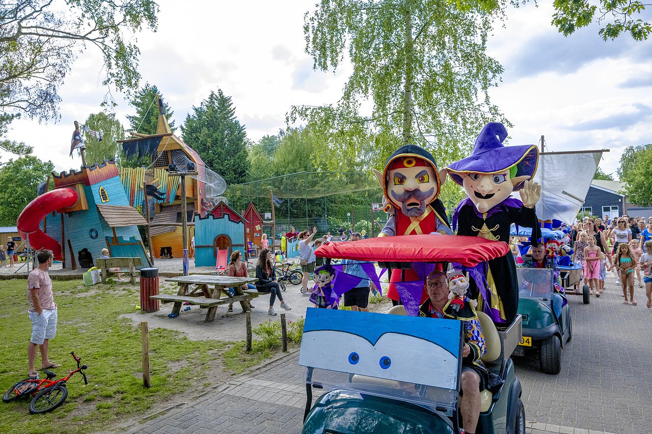 Grande aire de jeux th�matique et parade d'animation au camping CAPFUN Ponderosa � Ulicoten.