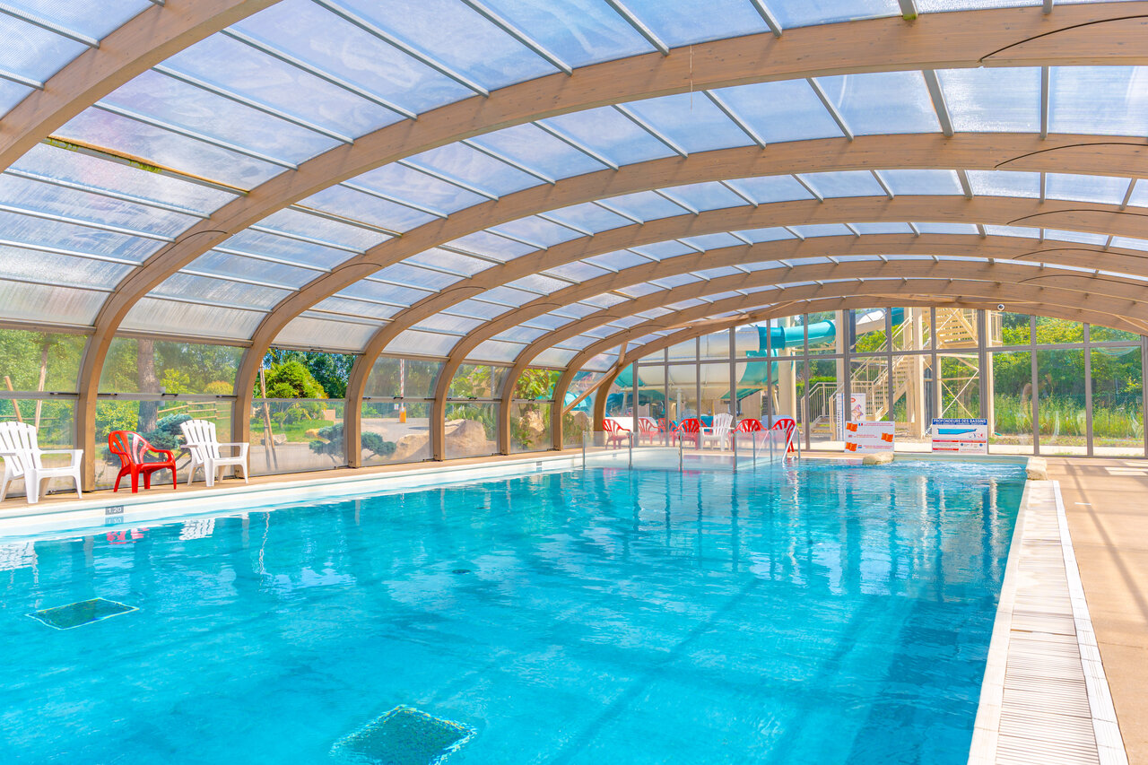 Piscine couverte chauff�e, toboggans au camping CAPFUN Les Portes du Beaujolais � Anse (69).