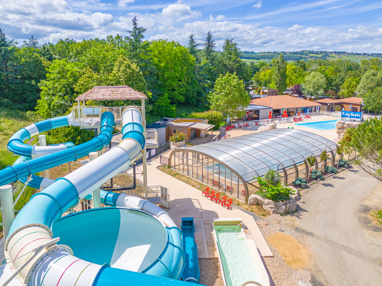 Toboggans, piscines au camping CAPFUN Les Portes du Beaujolais � Anse (69).