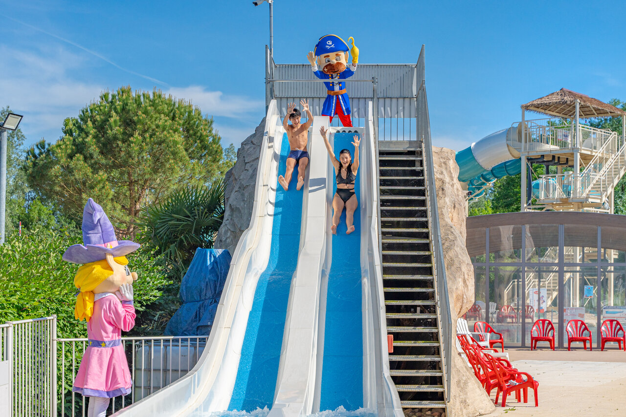Toboggan aquatique avec adultes et mascottes CAPFUN Les Portes du Beaujolais � Anse (69).