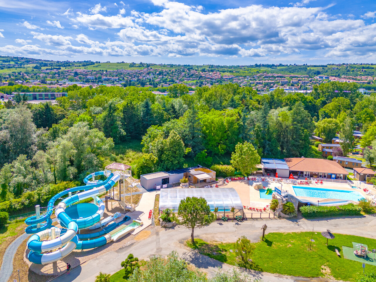 Toboggans g�ants, piscines ext�rieures au camping CAPFUN Les Portes du Beaujolais � Anse (69).