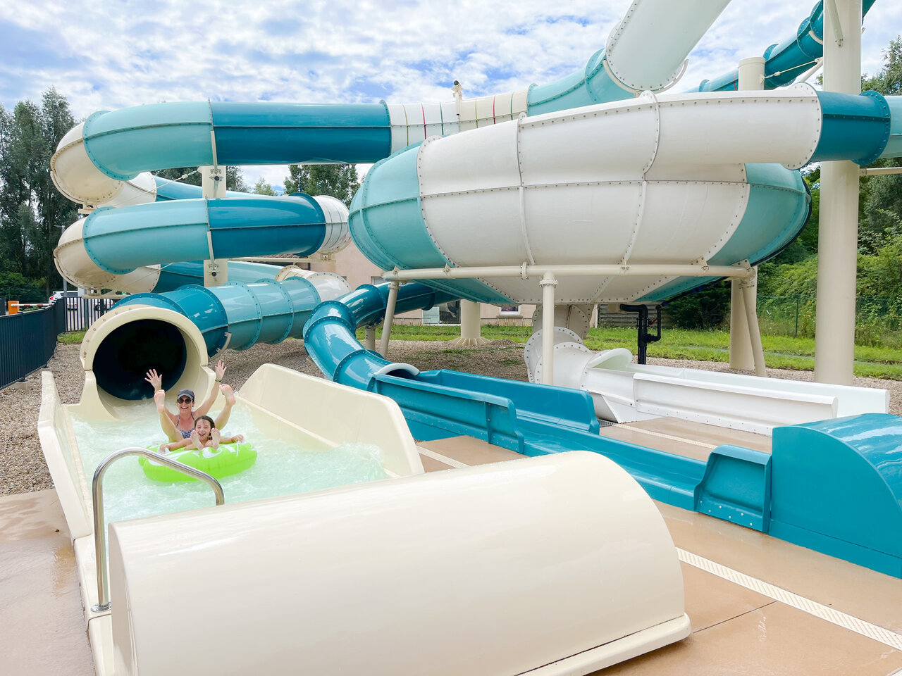 Toboggan aquatique, enfants au camping CAPFUN Les Portes du Beaujolais � Anse (69).