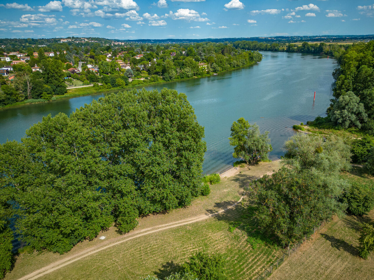 Vue a�rienne rivi�re, nature verdoyante, ciel bleu au camping CAPFUN Les Portes du Beaujolais � Anse.