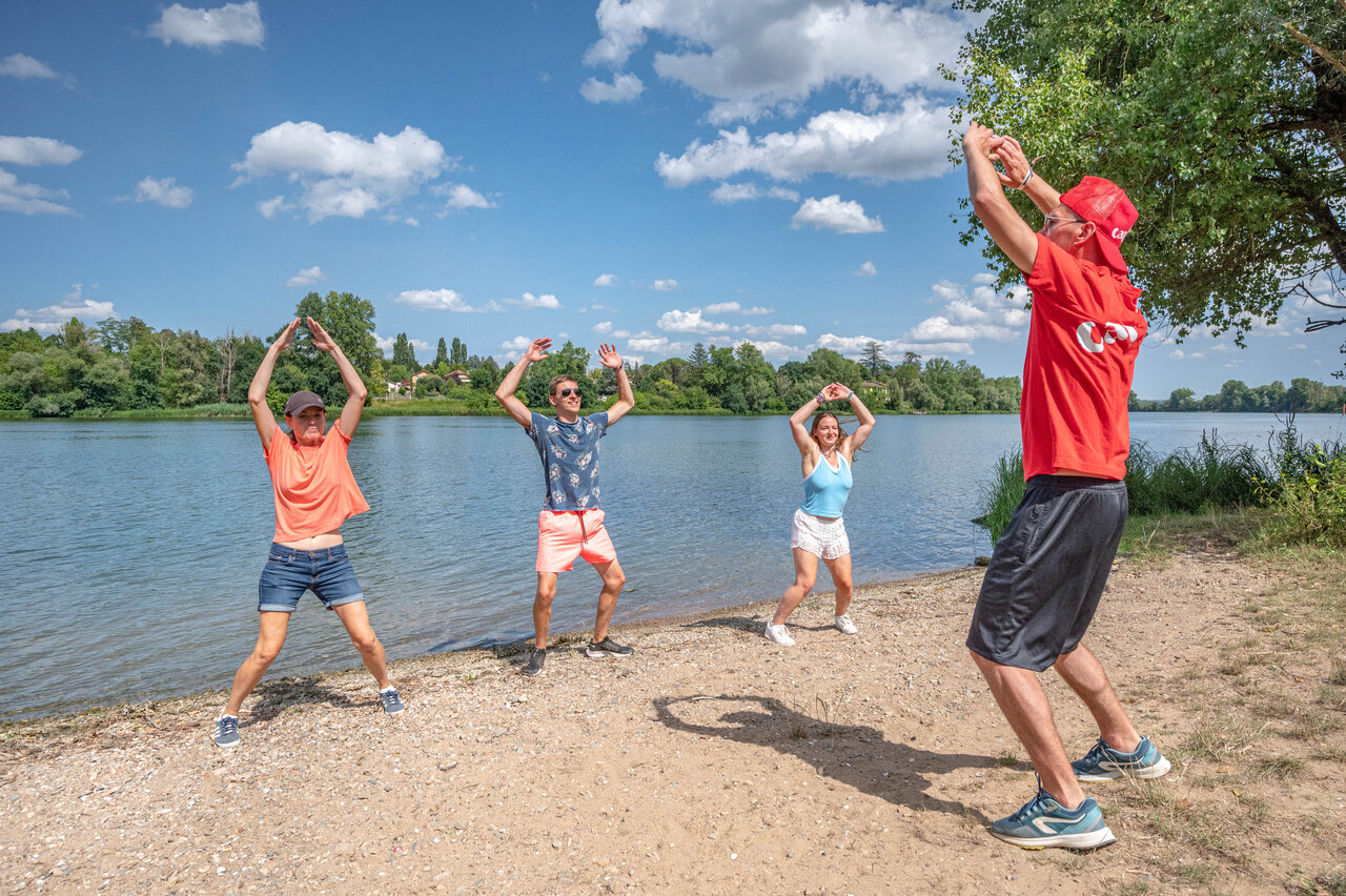 Animation sportive en groupe au bord de l'eau au camping CAPFUN Anse.