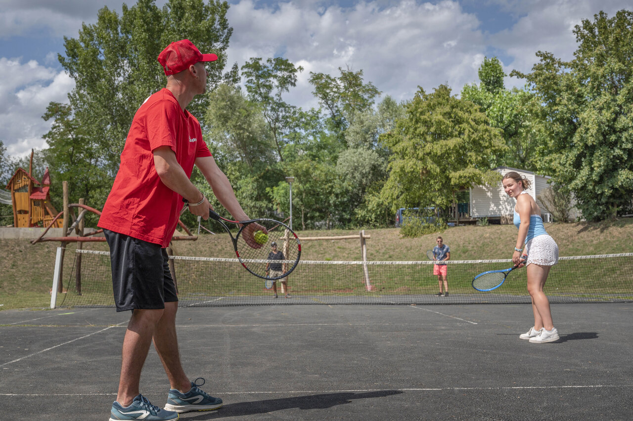 Court de tennis, aire de jeux au camping CAPFUN Les Portes du Beaujolais � Anse (69).