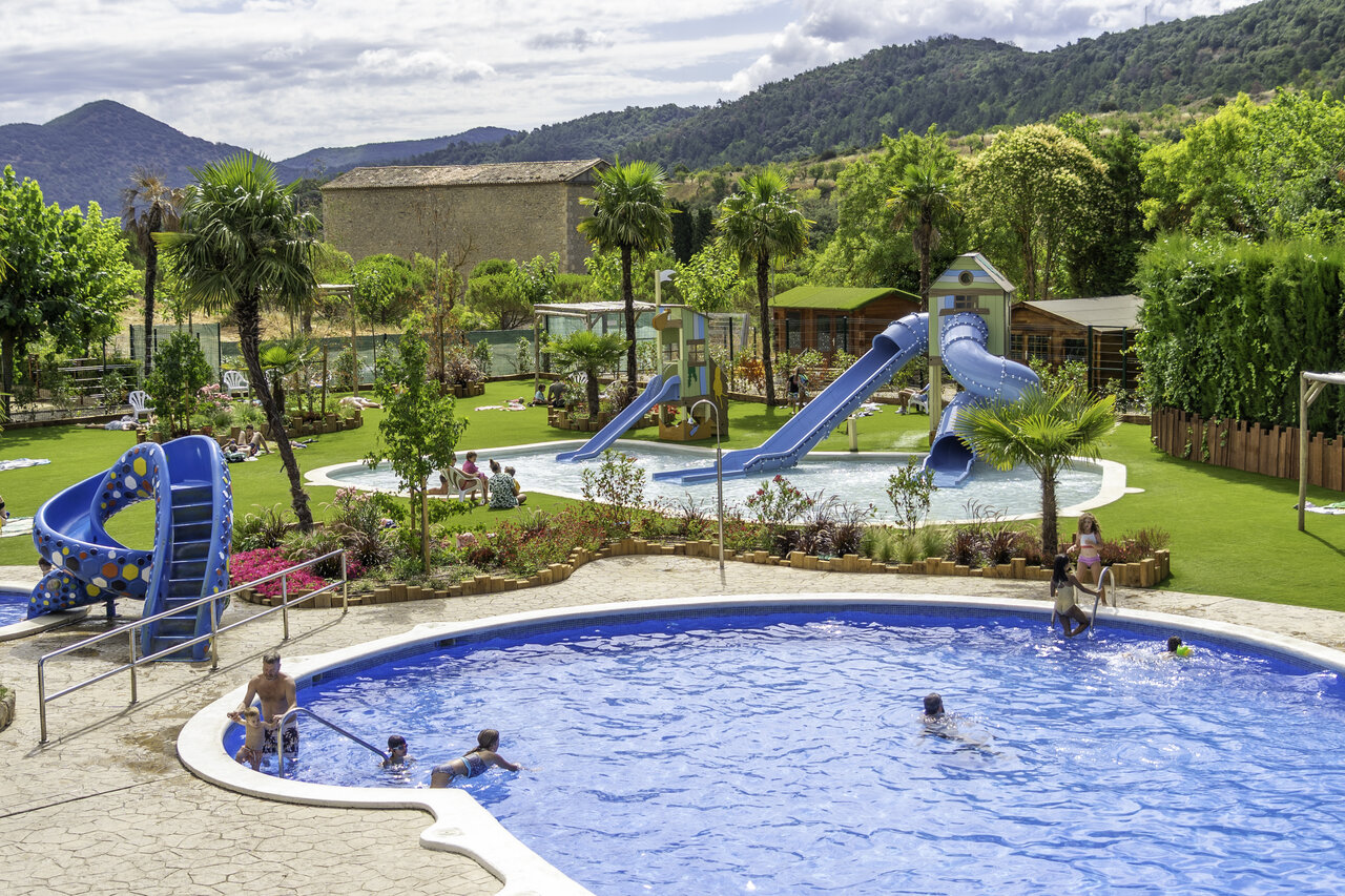 Piscine ext�rieure avec toboggans aquatiques et jeux d'eau au camping CAPFUN Serra de Prades � Vilanova de Prades (43).