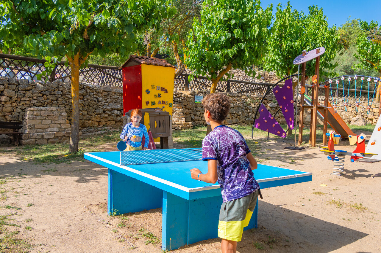 Enfants jouant au tennis de table sur une aire de jeux au camping CAPFUN Serra de Prades � Vilanova de Prades (43).