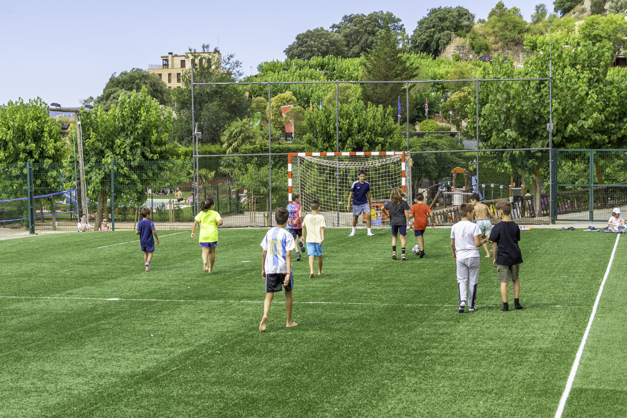 Enfants jouant au football sur terrain multisport au camping CAPFUN Serra de Prades � Vilanova de Prades.