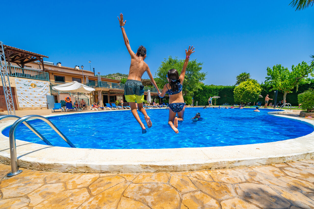 Piscine, enfants sautant au camping CAPFUN Serra de Prades � Vilanova de Prades (43).