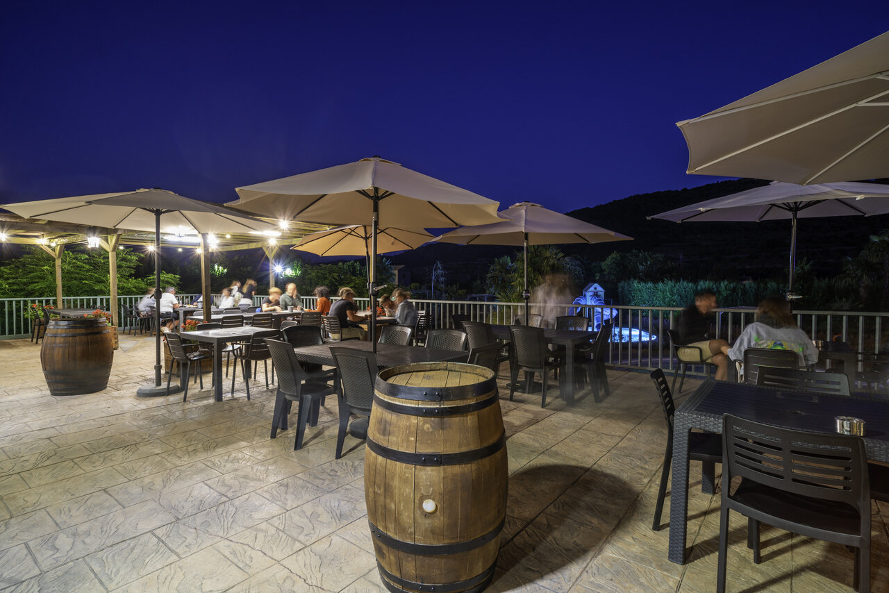 Terrasse restaurant, parasols, piscine au camping CAPFUN Serra de Prades � Vilanova de Prades.