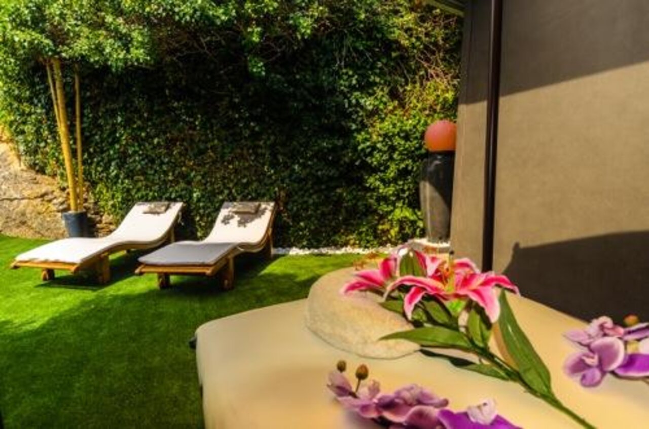 Espace spa ext�rieur avec transats au camping CAPFUN Serra de Prades � Vilanova de Prades (43).