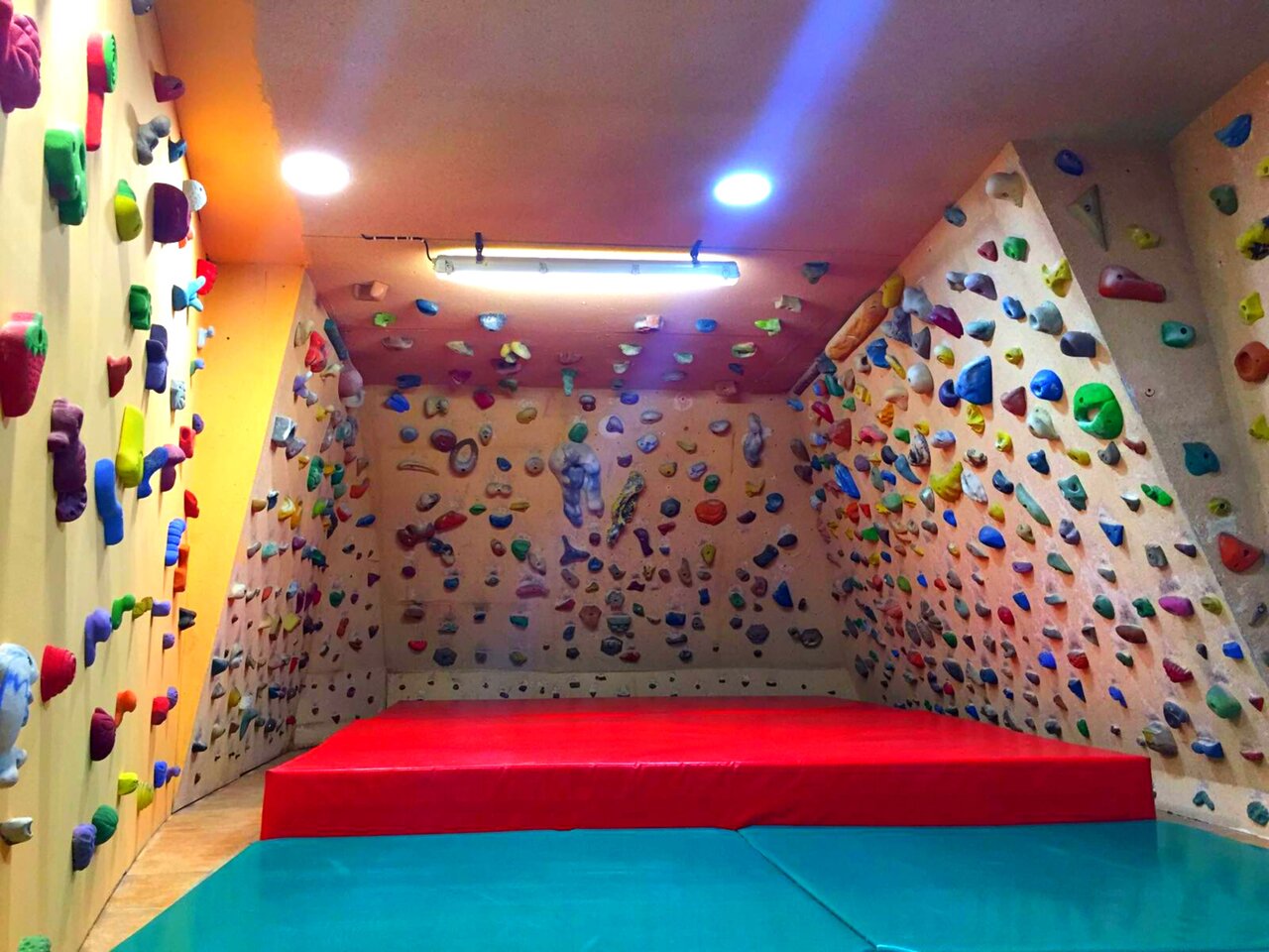 Mur d'escalade int�rieur avec tapis au camping CAPFUN Serra de Prades � Vilanova de Prades (43).