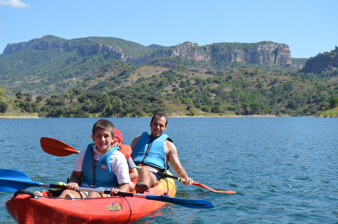 Kayak sur lac avec p�re et enfant, au camping CAPFUN Serra de Prades � Vilanova de Prades (43).