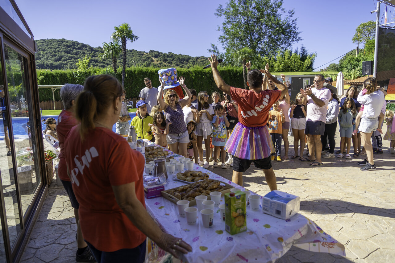 Animation Capfun festive avec familles pr�s de la piscine au camping CAPFUN Serra de Prades � Vilanova de Prades (43).