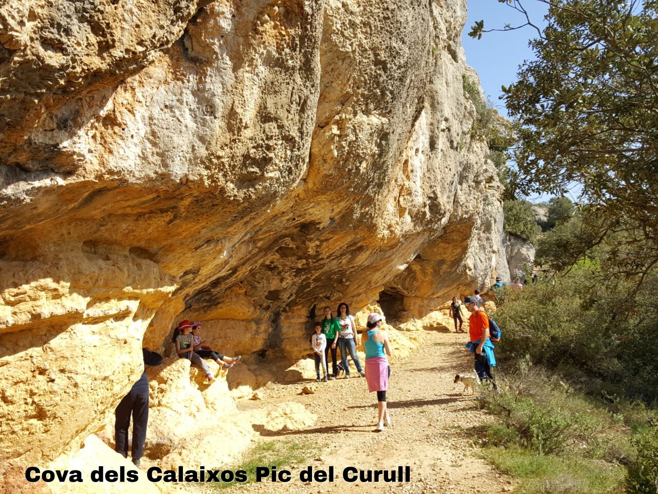 Grotte naturelle Cova dels Calaixos, lieu � visiter pr�s de Vilanova de Prades.