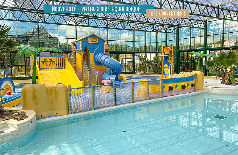 Covered water park at VAGUES OCEANES campsite Pr�s de la Fontaine � Gouaix.