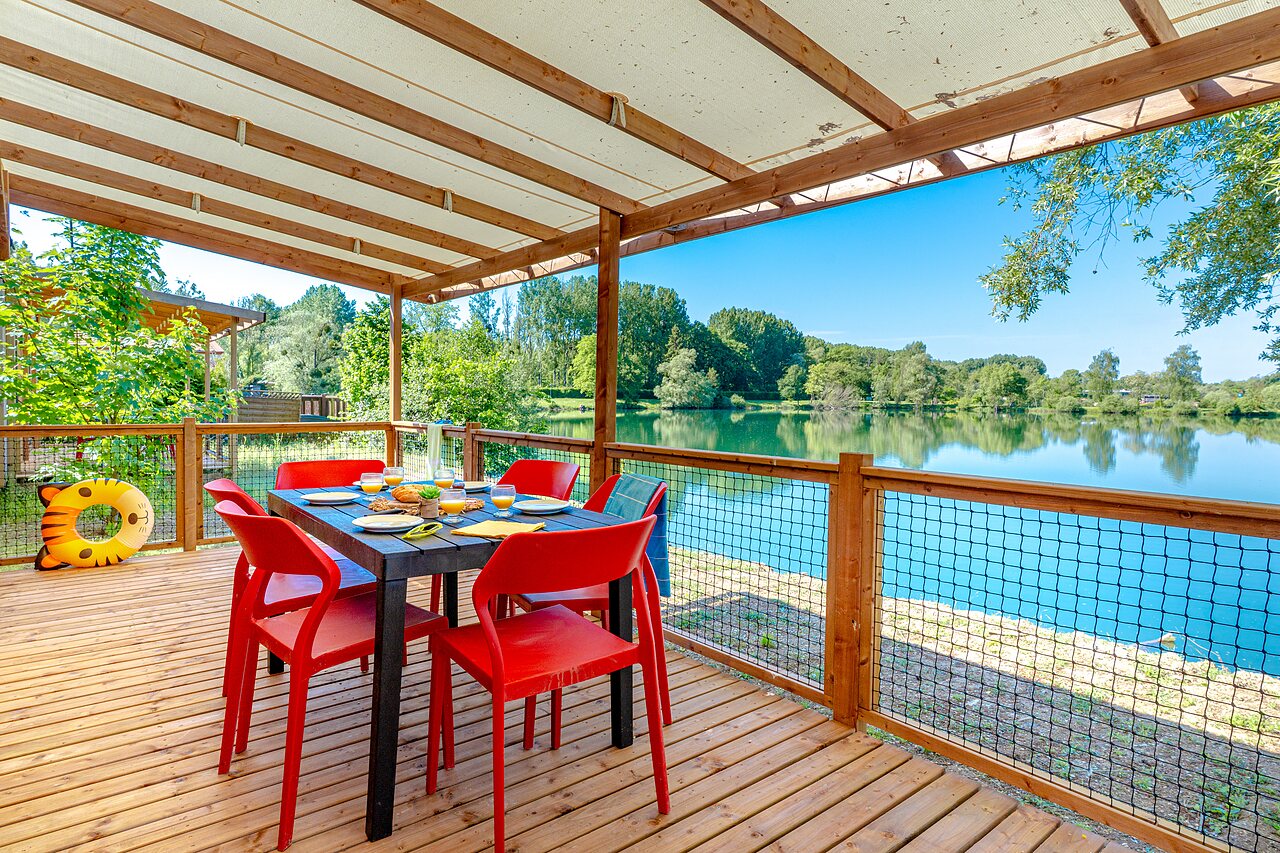 Mobile home terrace, breakfast, lake view at VAGUES OCEANES campsite Pr�s de la Fontaine � Gouaix (77).