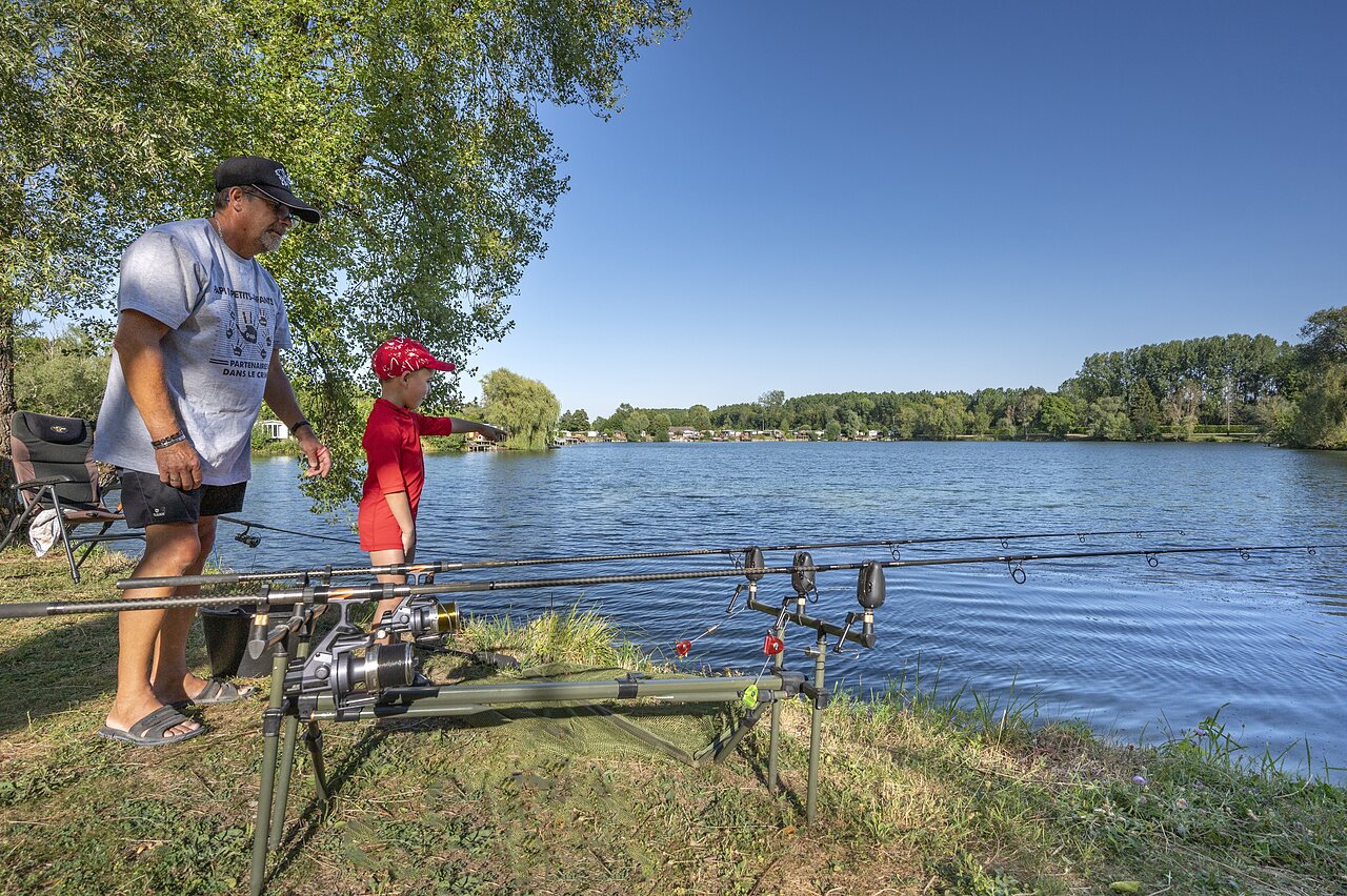 Lake fishing with child, rods, camping VAGUES OCEANES in Gouaix (77).