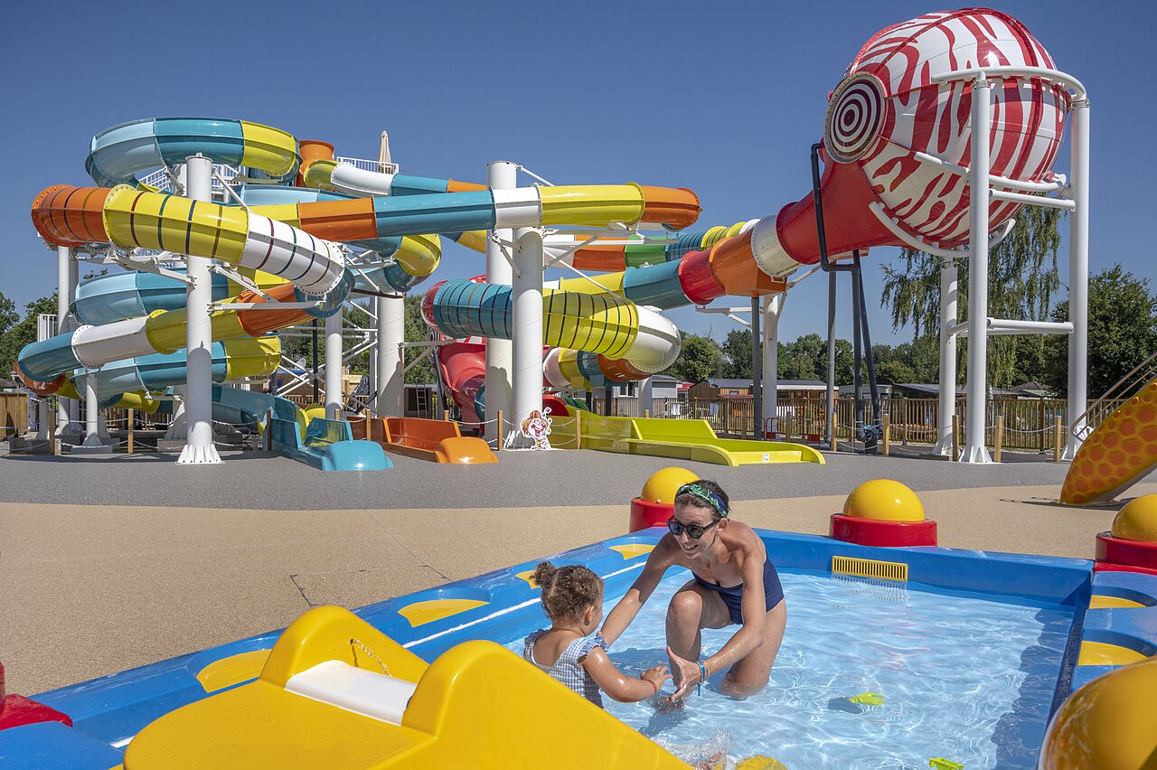 Water slides, children's pool at VAGUES OCEANES campsite Gouaix (77).