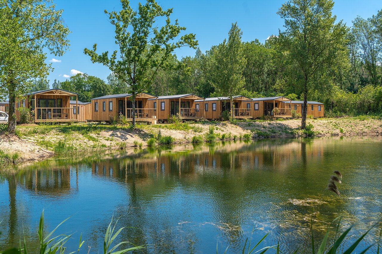 Wooden Mobile Homes, pond, at camping VAGUES OCEANES Pr�s de la Fontaine � Gouaix (77).