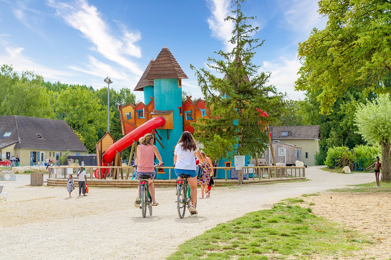 Castle playground, slide, bicycles at VAGUES OCEANES campsite Near the Fountain in Gouaix (77).