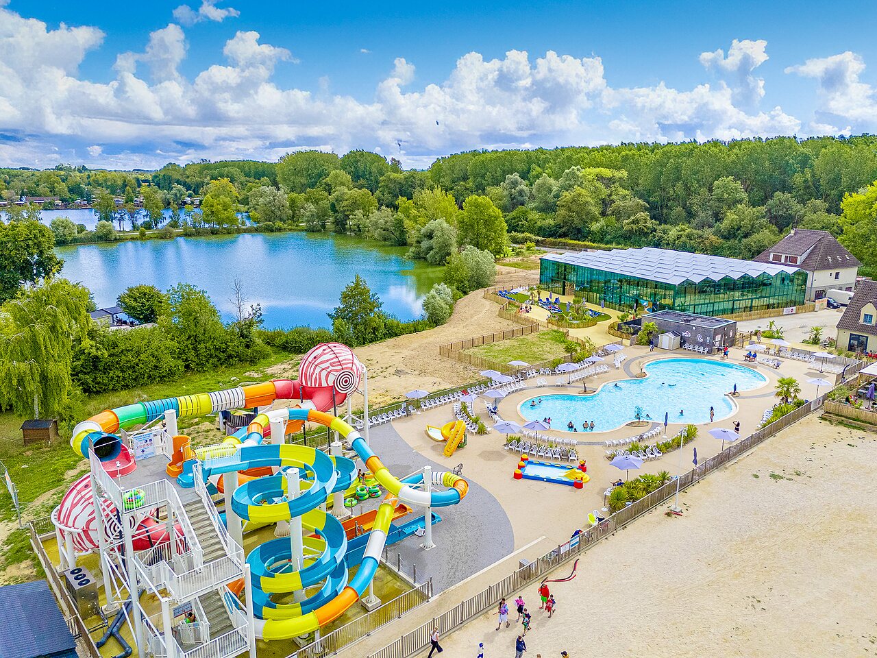 Water park, slides, swimming pools at VAGUES OCEANES campsite Pr�s de la Fontaine � Gouaix (77).
