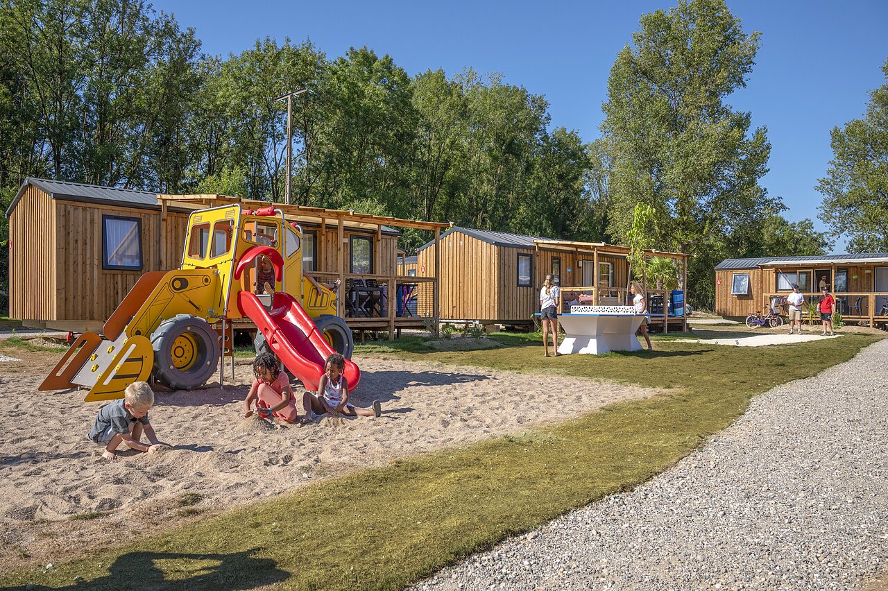 Playground, children, Mobile homes at VAGUES OCEANES campsite in Gouaix (77).